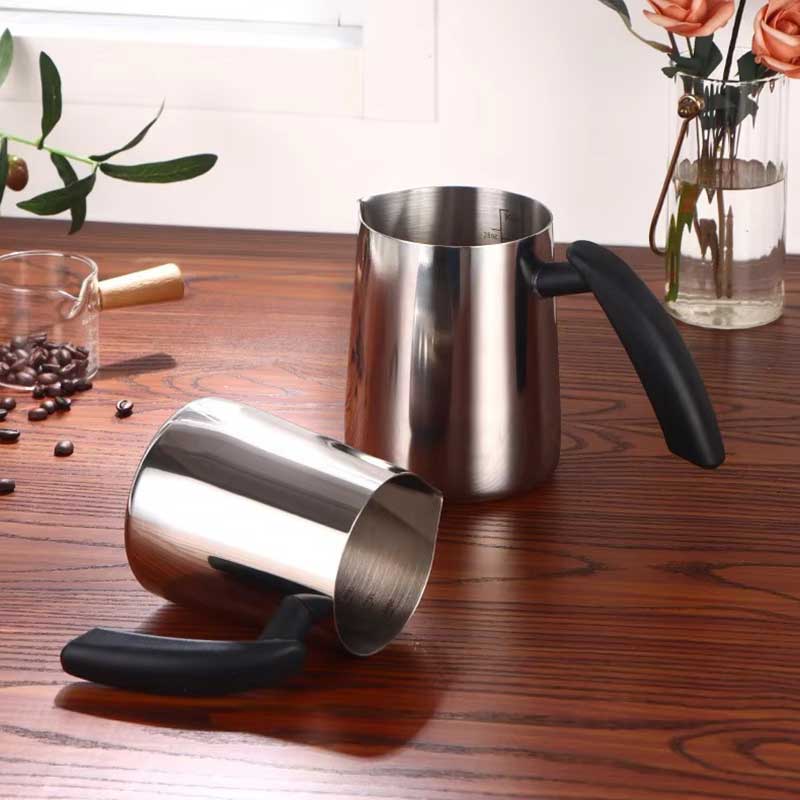 Stainless Steel 600ml Coffee Frothing Pitcher with Handle (black) – Milk Jug for Latte, Espresso & Cappuccino