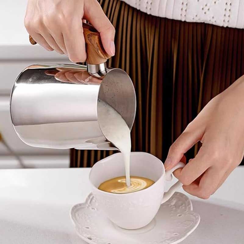 Stainless Steel 600ml Coffee Frothing Pitcher with Handle (black) – Milk Jug for Latte, Espresso & Cappuccino